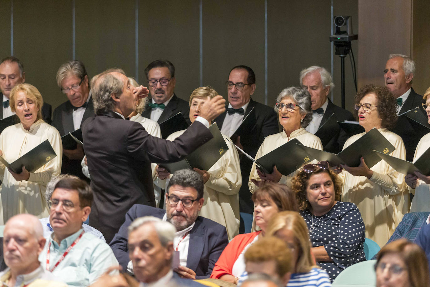 La Coral Salvé de Laredo ha intervenido en el acto