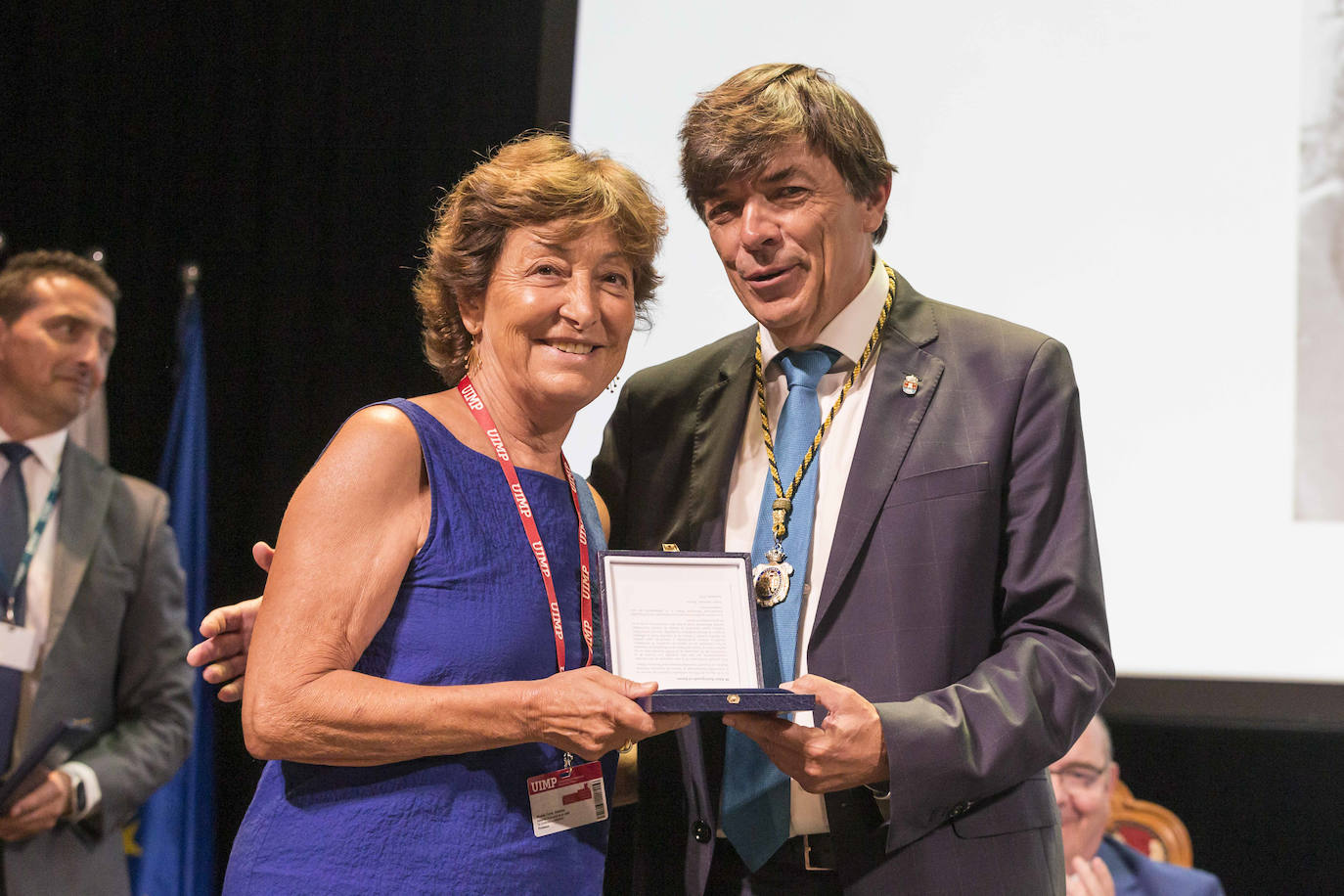 María Antonia Monés, viuda de Santiago Roldan recibe el premio de manos de Andrade