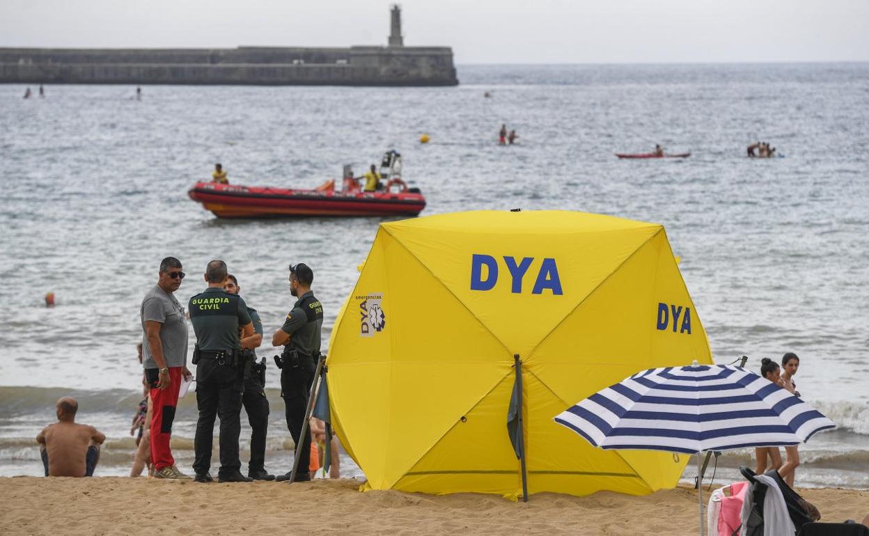 La Guardia Civil custodia el cuerpo de uno de los fallecidos registrados en la playa de Brazomar de Castro Urdiales este verano. l