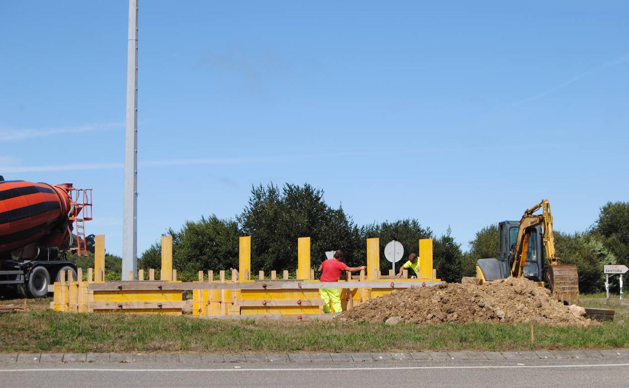 Trabajos en la rotonda de Piedrahíta, en SAntoña. 