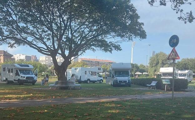 Las autocaravanas también ocupan el Parque de Mesones