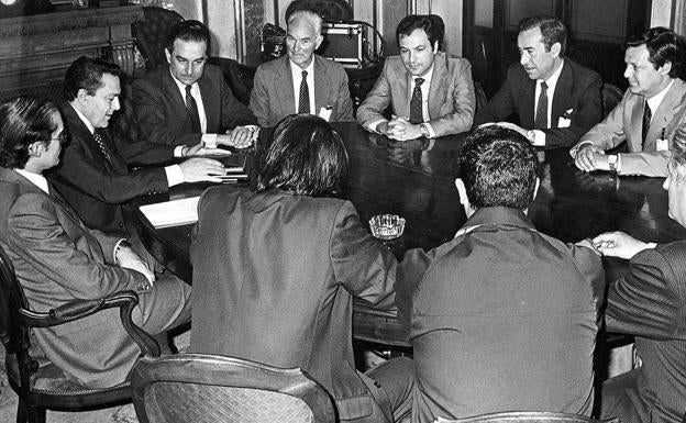 Imagen. Justo de las Cuevas formó parte del grupo de parlamentarios cántabros que entregó en 1980 el proyecto de Autonomía para Cantabria al presidente del Congreso, Landelino Lavilla.