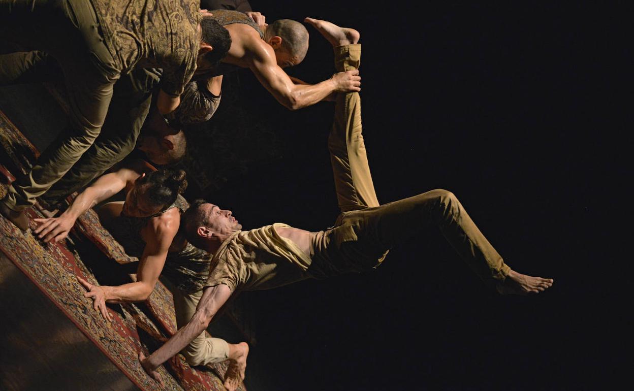 Detalle de la coreografía 'Cartes Blanche', espectáculo que se ofrecerá al público santanderino.