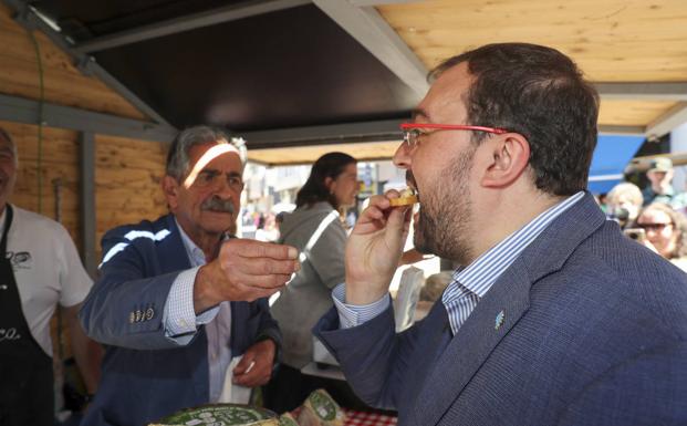 En una feria gastronómica en Laviana, el pueblo de Barbón.