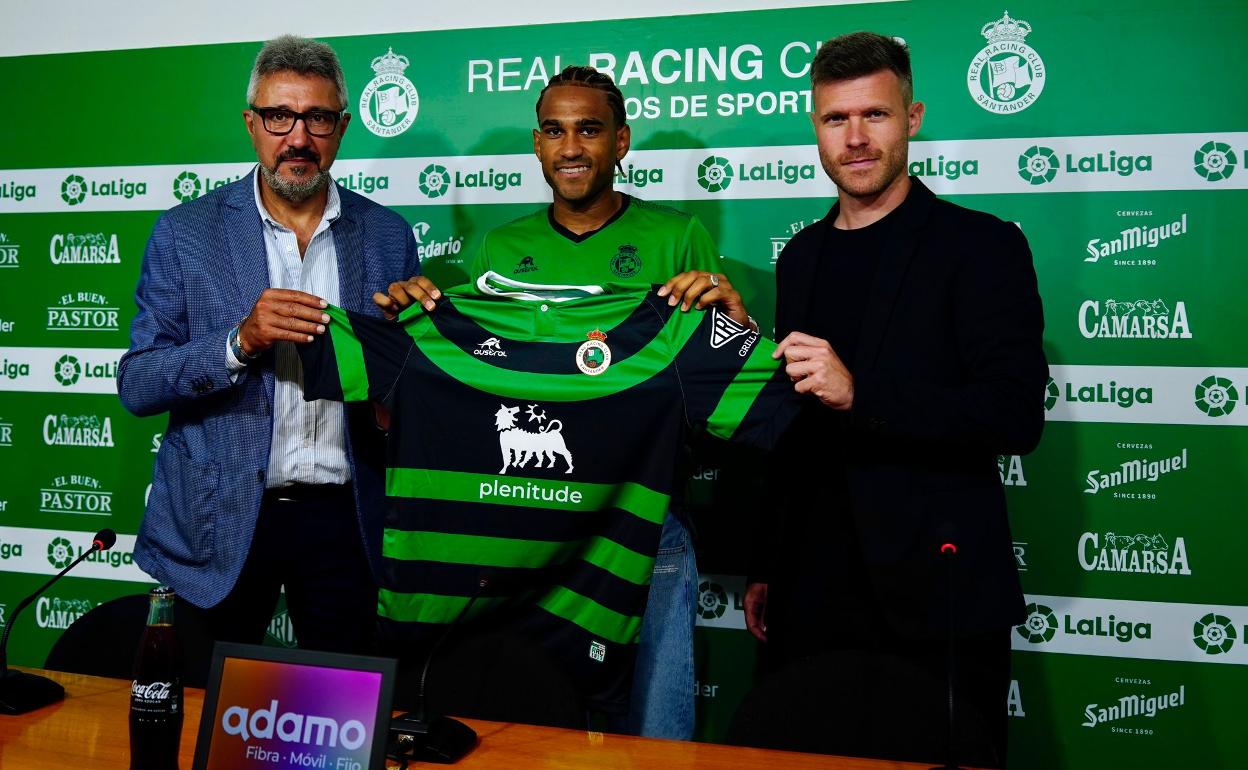 Presentación del jugador esta mañana en los Campos de Sport. 