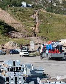 Imagen secundaria 2 - En la base de la estación invernal lenense los trabajos son intensos, así como el acopio de materiales para que no haya parones en unas obras que avanzan a buen ritmo.