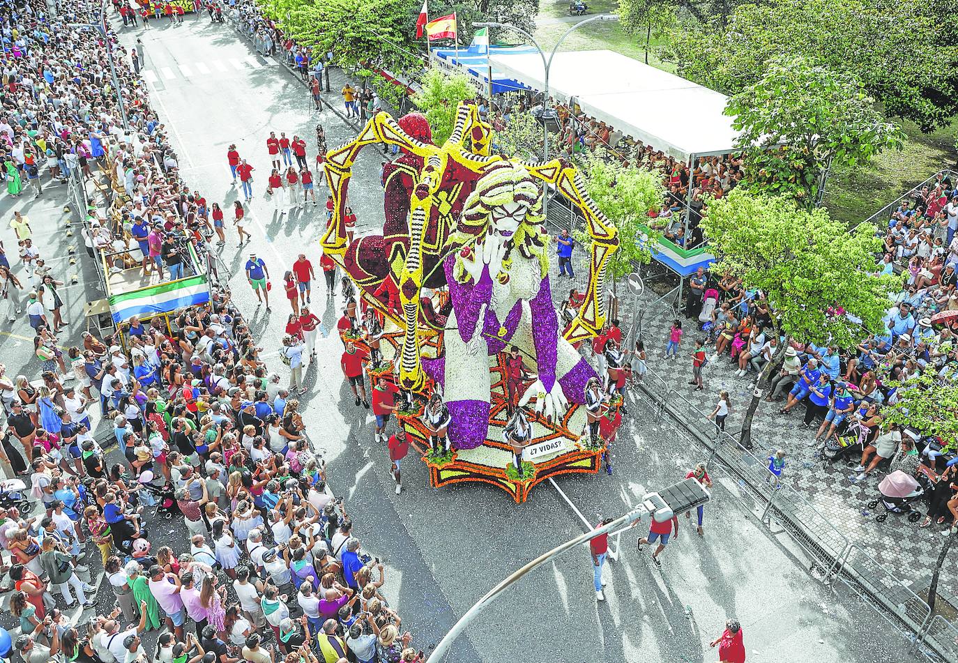 La carroza ‘7 Vidas’ del Grupo Pejino, que obtuvo el segundo puesto en el concurso, a su paso por la tribuna de autoridades en un circuito abarrotado.