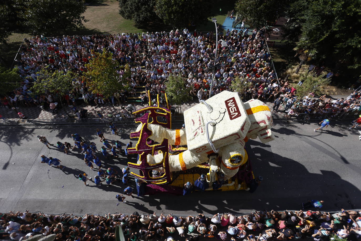  La alegoría ‘Gravity’ del grupo Asociación Come Golayu que lo ha Hechu Güela ha obtenido el primer premio del gran desfile de carrozas