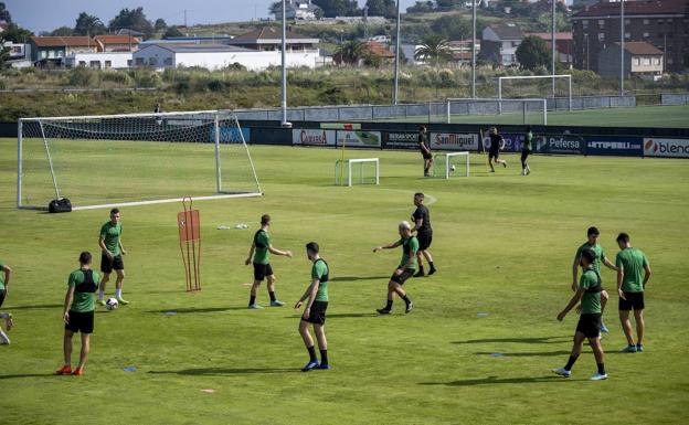 El Racing durante uno de los entrenamientos de esta semana.