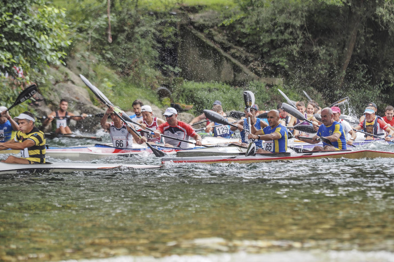 La prueba, que ha contado con unas 150 embarcaciones, se completa este domingo con la Regata Santos Mártires para categorías inferiores