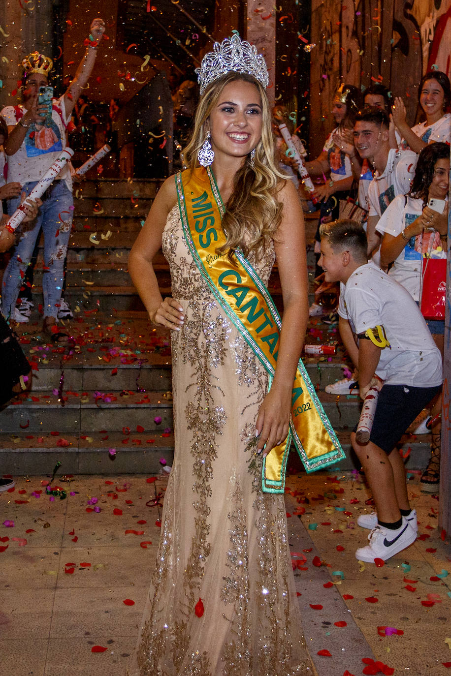 La joven de 18 años, Marina Edilla, releva a María Pardo al coronarse como 'Miss Grand Cantabria 2022' en un evento multitudinario celebrado en el Teatro Municipal Concha Espina de Torrelavega. Miss Ribamontán al Monte, que había sido ya la más exitosa de las 27 candidatas en las redes sociales del concurso, representará a Cantabria en 'Miss Grand España 2023'. Edilla fue la preferida del jurado por delante de Miss Torrelavega y Miss El Alisal, que terminaron el certamen como finalistas.