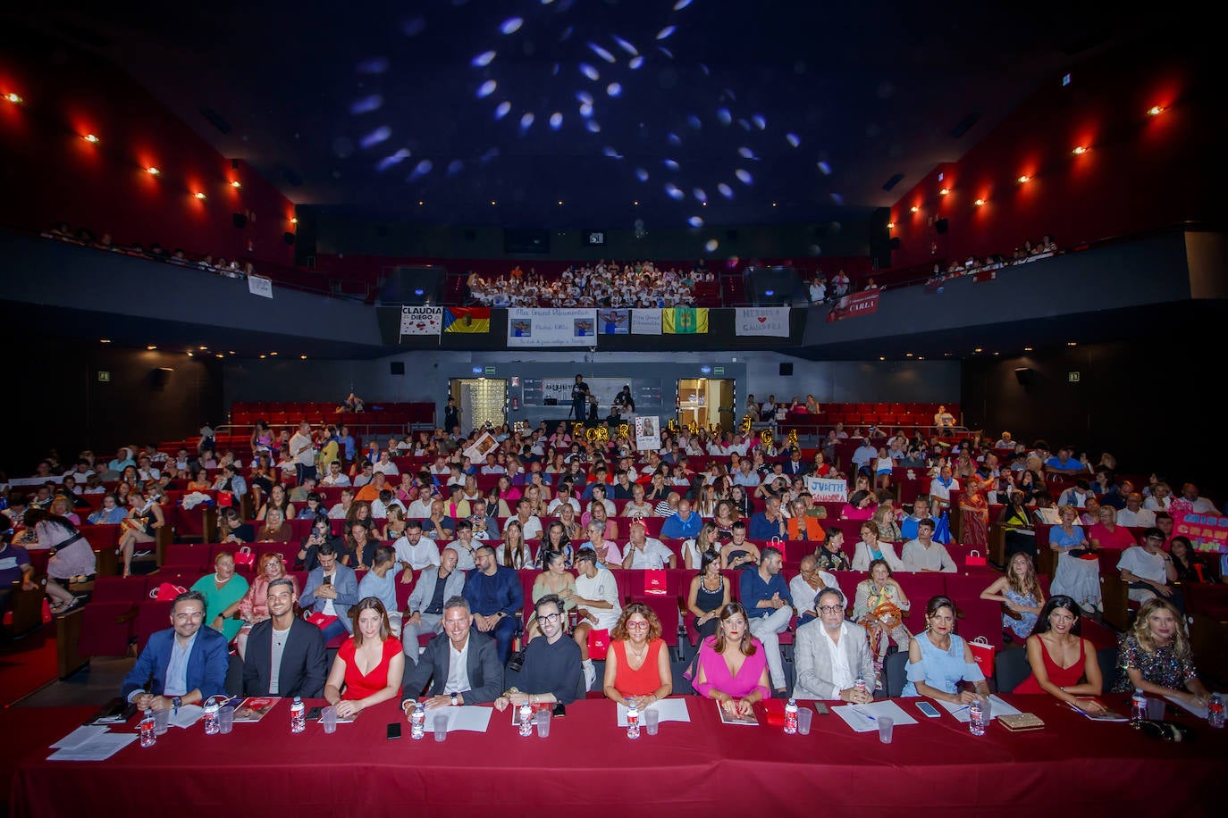 La joven de 18 años, Marina Edilla, releva a María Pardo al coronarse como 'Miss Grand Cantabria 2022' en un evento multitudinario celebrado en el Teatro Municipal Concha Espina de Torrelavega. Miss Ribamontán al Monte, que había sido ya la más exitosa de las 27 candidatas en las redes sociales del concurso, representará a Cantabria en 'Miss Grand España 2023'. Edilla fue la preferida del jurado por delante de Miss Torrelavega y Miss El Alisal, que terminaron el certamen como finalistas.