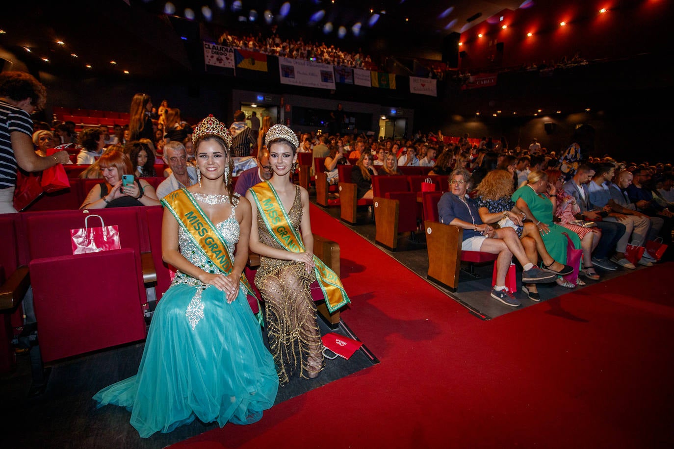 La joven de 18 años, Marina Edilla, releva a María Pardo al coronarse como 'Miss Grand Cantabria 2022' en un evento multitudinario celebrado en el Teatro Municipal Concha Espina de Torrelavega. Miss Ribamontán al Monte, que había sido ya la más exitosa de las 27 candidatas en las redes sociales del concurso, representará a Cantabria en 'Miss Grand España 2023'. Edilla fue la preferida del jurado por delante de Miss Torrelavega y Miss El Alisal, que terminaron el certamen como finalistas.