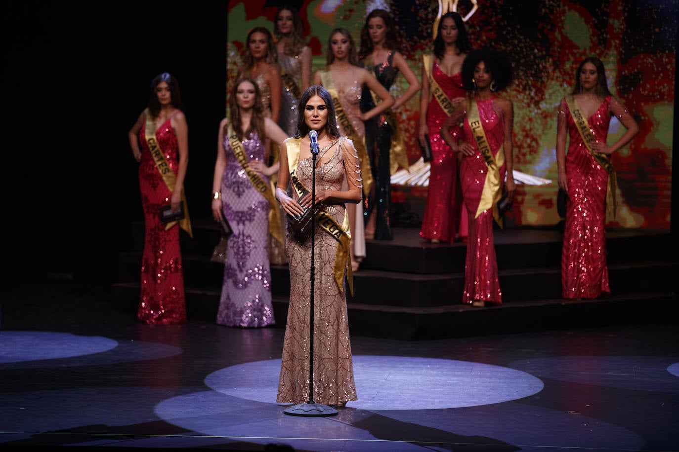 La joven de 18 años, Marina Edilla, releva a María Pardo al coronarse como 'Miss Grand Cantabria 2022' en un evento multitudinario celebrado en el Teatro Municipal Concha Espina de Torrelavega. Miss Ribamontán al Monte, que había sido ya la más exitosa de las 27 candidatas en las redes sociales del concurso, representará a Cantabria en 'Miss Grand España 2023'. Edilla fue la preferida del jurado por delante de Miss Torrelavega y Miss El Alisal, que terminaron el certamen como finalistas.