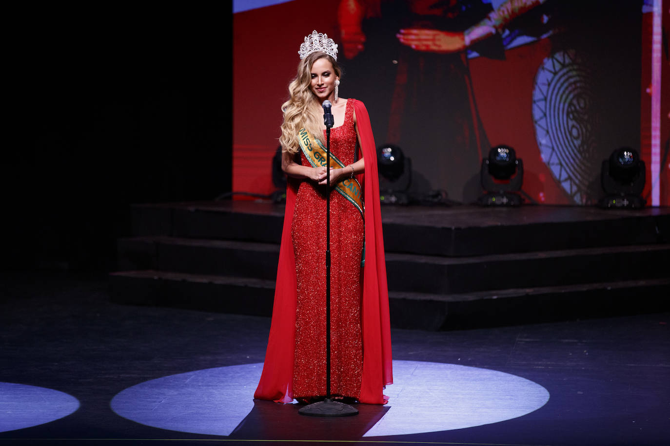 La joven de 18 años, Marina Edilla, releva a María Pardo al coronarse como 'Miss Grand Cantabria 2022' en un evento multitudinario celebrado en el Teatro Municipal Concha Espina de Torrelavega. Miss Ribamontán al Monte, que había sido ya la más exitosa de las 27 candidatas en las redes sociales del concurso, representará a Cantabria en 'Miss Grand España 2023'. Edilla fue la preferida del jurado por delante de Miss Torrelavega y Miss El Alisal, que terminaron el certamen como finalistas.