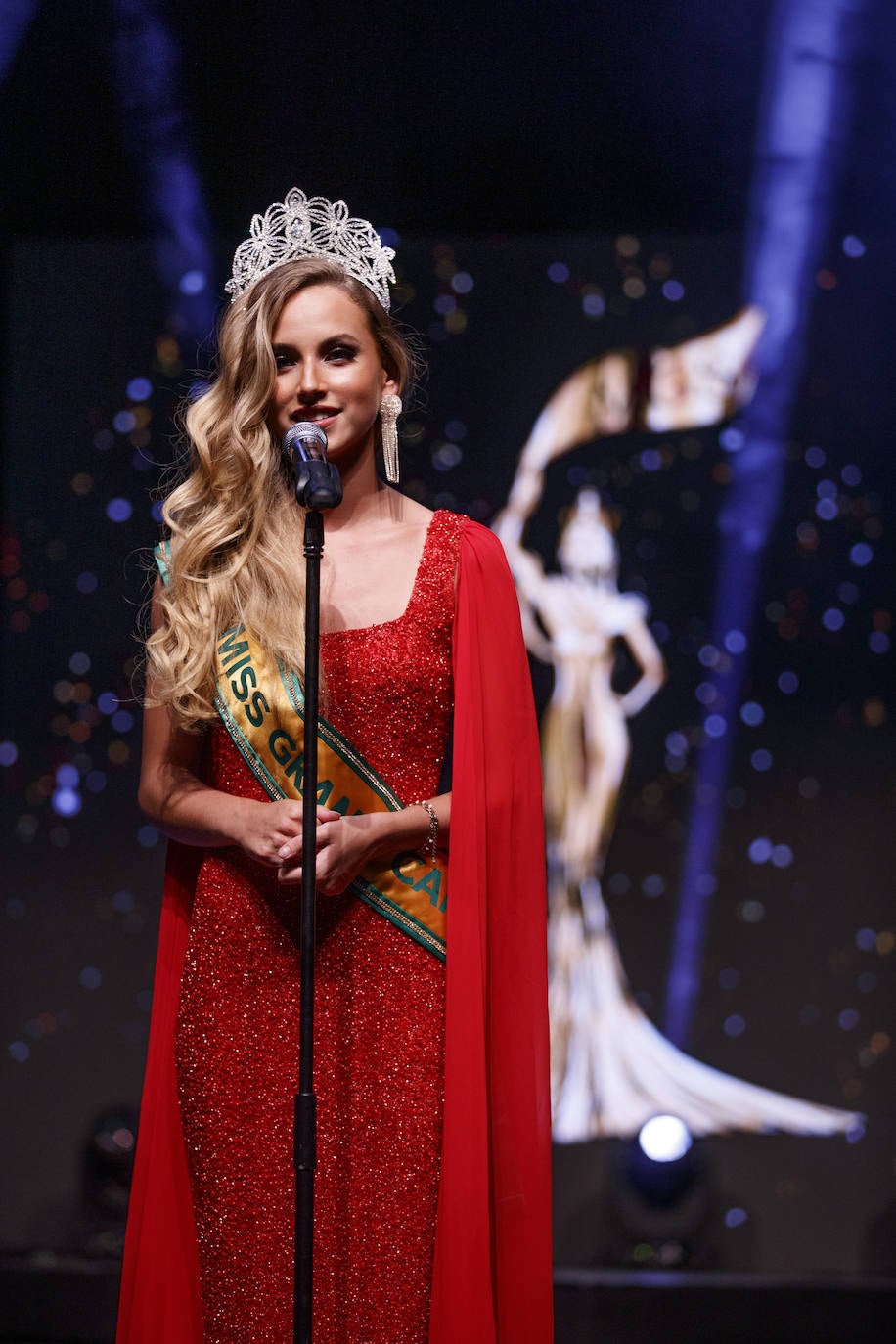 La joven de 18 años, Marina Edilla, releva a María Pardo al coronarse como 'Miss Grand Cantabria 2022' en un evento multitudinario celebrado en el Teatro Municipal Concha Espina de Torrelavega. Miss Ribamontán al Monte, que había sido ya la más exitosa de las 27 candidatas en las redes sociales del concurso, representará a Cantabria en 'Miss Grand España 2023'. Edilla fue la preferida del jurado por delante de Miss Torrelavega y Miss El Alisal, que terminaron el certamen como finalistas.