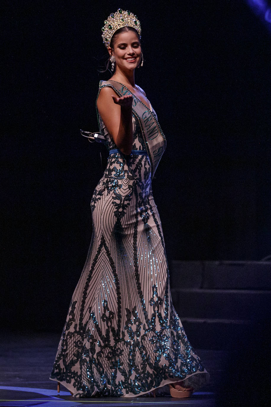 La joven de 18 años, Marina Edilla, releva a María Pardo al coronarse como 'Miss Grand Cantabria 2022' en un evento multitudinario celebrado en el Teatro Municipal Concha Espina de Torrelavega. Miss Ribamontán al Monte, que había sido ya la más exitosa de las 27 candidatas en las redes sociales del concurso, representará a Cantabria en 'Miss Grand España 2023'. Edilla fue la preferida del jurado por delante de Miss Torrelavega y Miss El Alisal, que terminaron el certamen como finalistas.