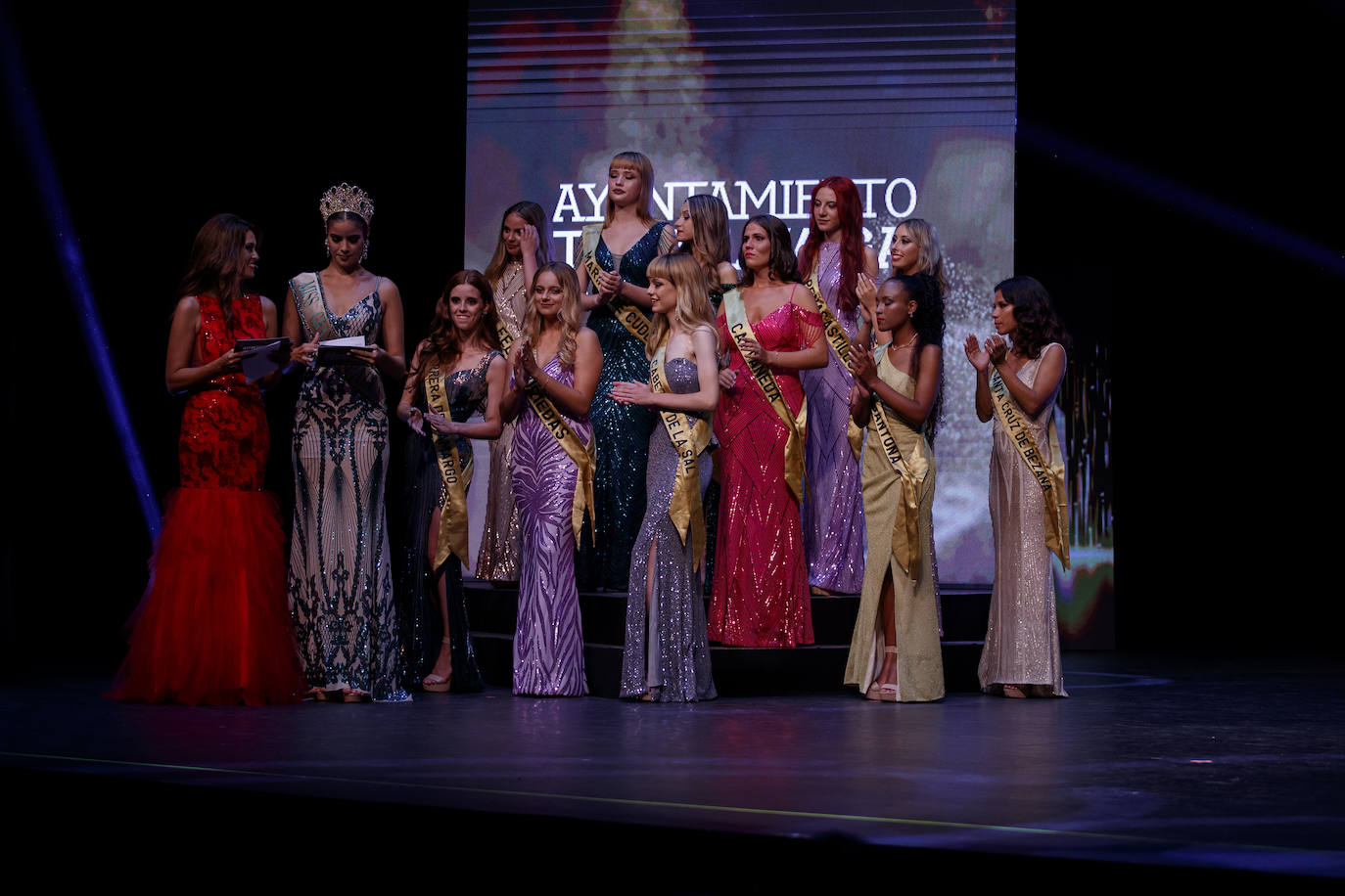 La joven de 18 años, Marina Edilla, releva a María Pardo al coronarse como 'Miss Grand Cantabria 2022' en un evento multitudinario celebrado en el Teatro Municipal Concha Espina de Torrelavega. Miss Ribamontán al Monte, que había sido ya la más exitosa de las 27 candidatas en las redes sociales del concurso, representará a Cantabria en 'Miss Grand España 2023'. Edilla fue la preferida del jurado por delante de Miss Torrelavega y Miss El Alisal, que terminaron el certamen como finalistas.