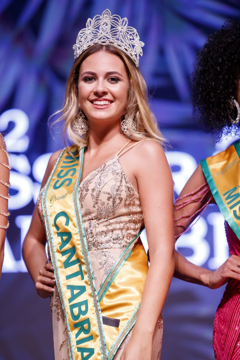 La joven de 18 años, Marina Edilla, releva a María Pardo al coronarse como 'Miss Grand Cantabria 2022' en un evento multitudinario celebrado en el Teatro Municipal Concha Espina de Torrelavega. Miss Ribamontán al Monte, que había sido ya la más exitosa de las 27 candidatas en las redes sociales del concurso, representará a Cantabria en 'Miss Grand España 2023'. Edilla fue la preferida del jurado por delante de Miss Torrelavega y Miss El Alisal, que terminaron el certamen como finalistas.