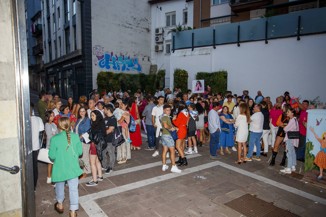 La joven de 18 años, Marina Edilla, releva a María Pardo al coronarse como 'Miss Grand Cantabria 2022' en un evento multitudinario celebrado en el Teatro Municipal Concha Espina de Torrelavega. Miss Ribamontán al Monte, que había sido ya la más exitosa de las 27 candidatas en las redes sociales del concurso, representará a Cantabria en 'Miss Grand España 2023'. Edilla fue la preferida del jurado por delante de Miss Torrelavega y Miss El Alisal, que terminaron el certamen como finalistas.