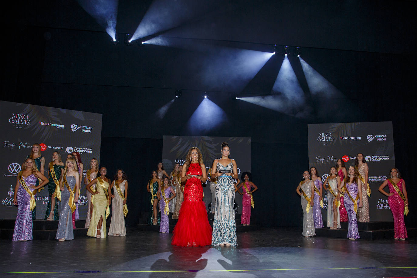 La joven de 18 años, Marina Edilla, releva a María Pardo al coronarse como 'Miss Grand Cantabria 2022' en un evento multitudinario celebrado en el Teatro Municipal Concha Espina de Torrelavega. Miss Ribamontán al Monte, que había sido ya la más exitosa de las 27 candidatas en las redes sociales del concurso, representará a Cantabria en 'Miss Grand España 2023'. Edilla fue la preferida del jurado por delante de Miss Torrelavega y Miss El Alisal, que terminaron el certamen como finalistas.