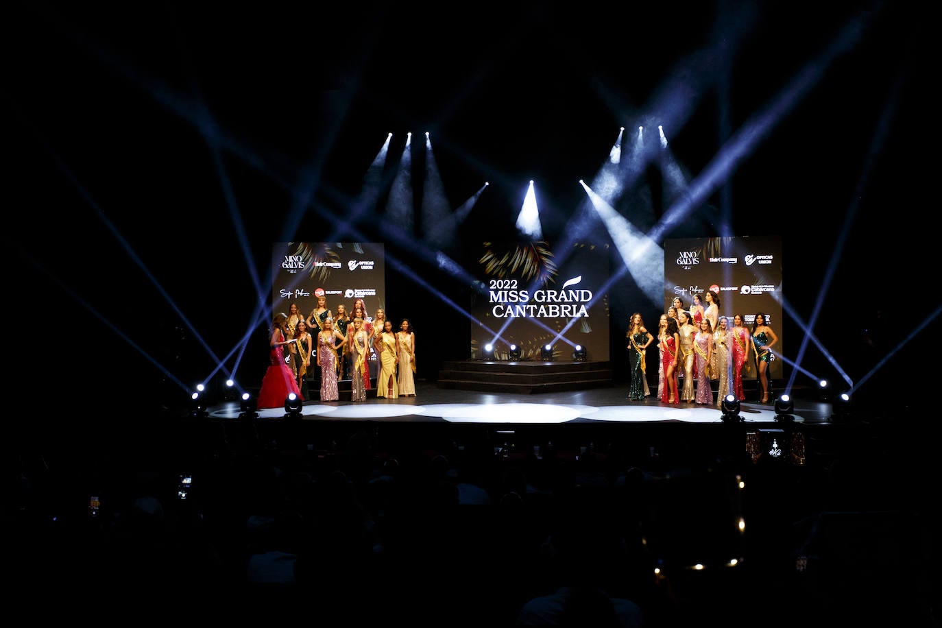 La joven de 18 años, Marina Edilla, releva a María Pardo al coronarse como 'Miss Grand Cantabria 2022' en un evento multitudinario celebrado en el Teatro Municipal Concha Espina de Torrelavega. Miss Ribamontán al Monte, que había sido ya la más exitosa de las 27 candidatas en las redes sociales del concurso, representará a Cantabria en 'Miss Grand España 2023'. Edilla fue la preferida del jurado por delante de Miss Torrelavega y Miss El Alisal, que terminaron el certamen como finalistas.