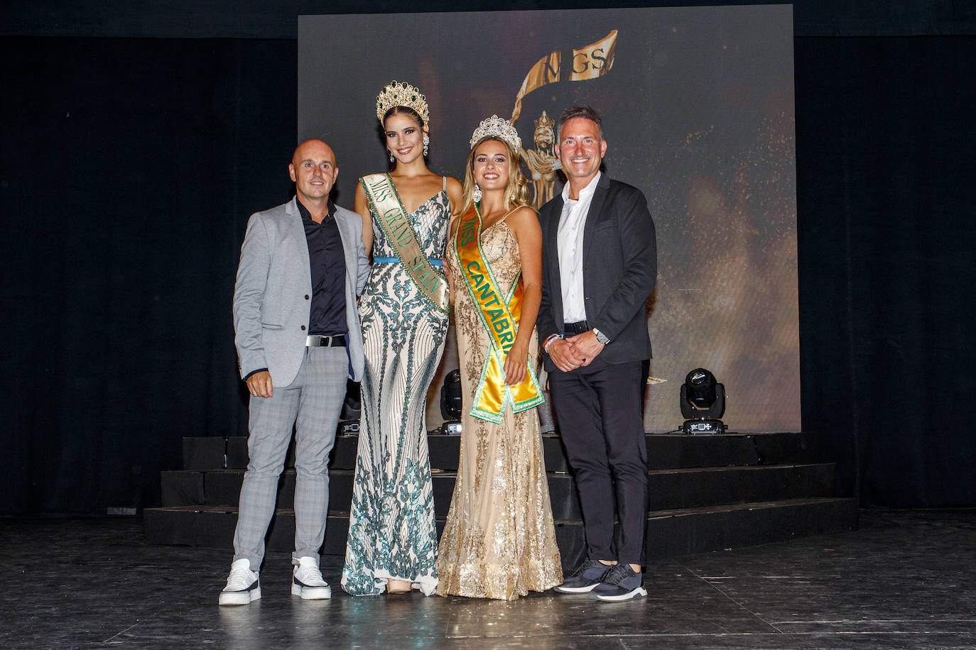 La joven de 18 años, Marina Edilla, releva a María Pardo al coronarse como 'Miss Grand Cantabria 2022' en un evento multitudinario celebrado en el Teatro Municipal Concha Espina de Torrelavega. Miss Ribamontán al Monte, que había sido ya la más exitosa de las 27 candidatas en las redes sociales del concurso, representará a Cantabria en 'Miss Grand España 2023'. Edilla fue la preferida del jurado por delante de Miss Torrelavega y Miss El Alisal, que terminaron el certamen como finalistas.