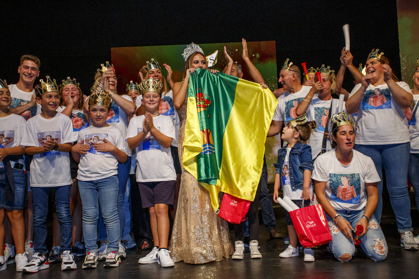 La joven de 18 años, Marina Edilla, releva a María Pardo al coronarse como 'Miss Grand Cantabria 2022' en un evento multitudinario celebrado en el Teatro Municipal Concha Espina de Torrelavega. Miss Ribamontán al Monte, que había sido ya la más exitosa de las 27 candidatas en las redes sociales del concurso, representará a Cantabria en 'Miss Grand España 2023'. Edilla fue la preferida del jurado por delante de Miss Torrelavega y Miss El Alisal, que terminaron el certamen como finalistas.