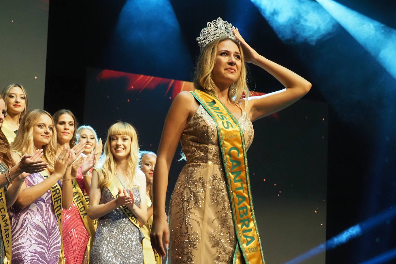 Marina Edilla, anoche, con la corona de Miss Grand Cantabria. 