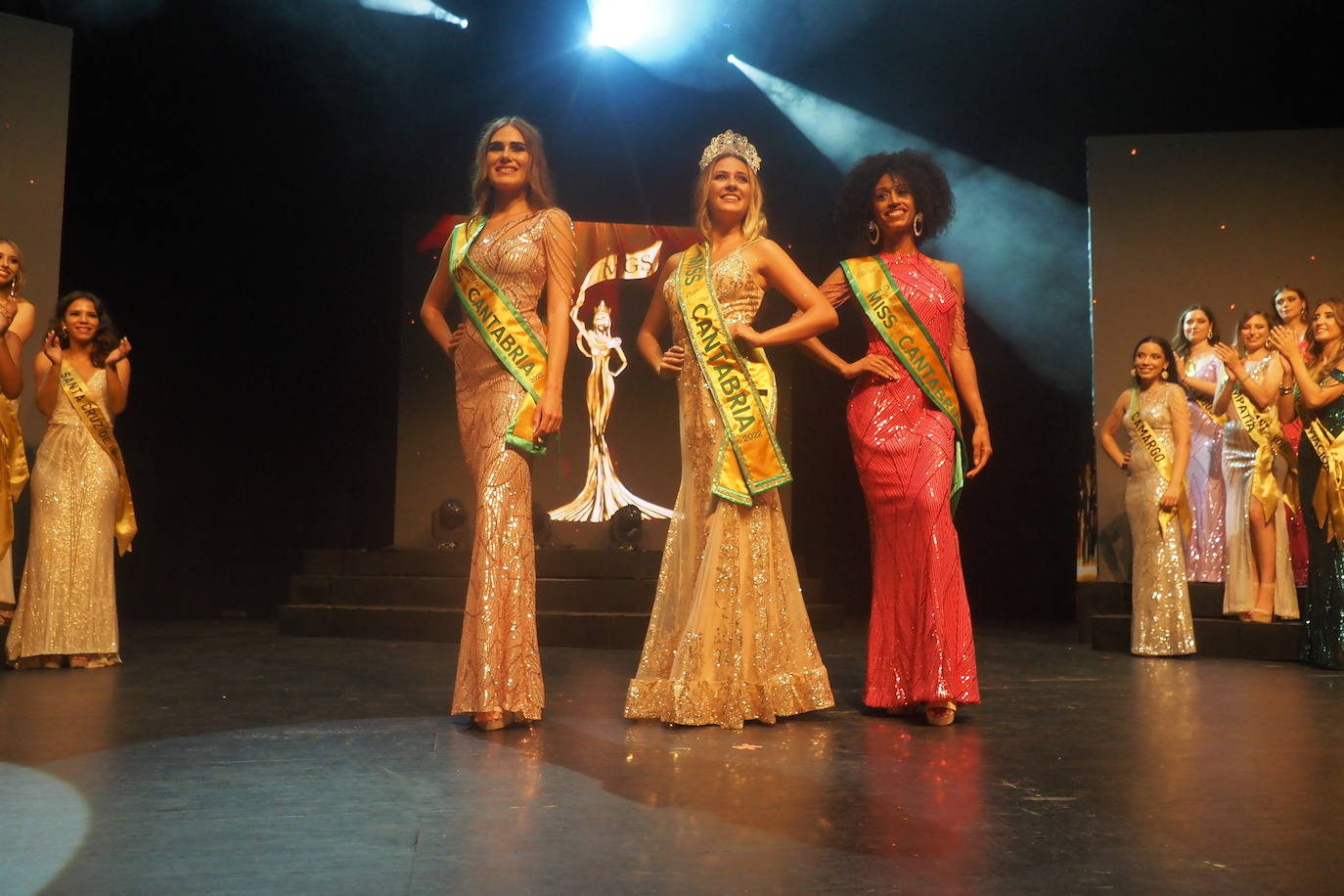 Marina Edilla, anoche, con la corona de Miss Grand Cantabria. 