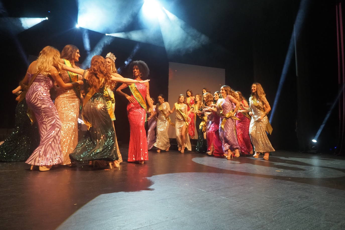 Marina Edilla, anoche, con la corona de Miss Grand Cantabria. 