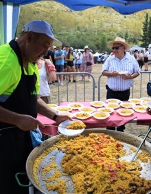 Imagen secundaria 2 - Misa en el interior de la ermita y paella con que el Ayuntamiento invitó a los romeros 