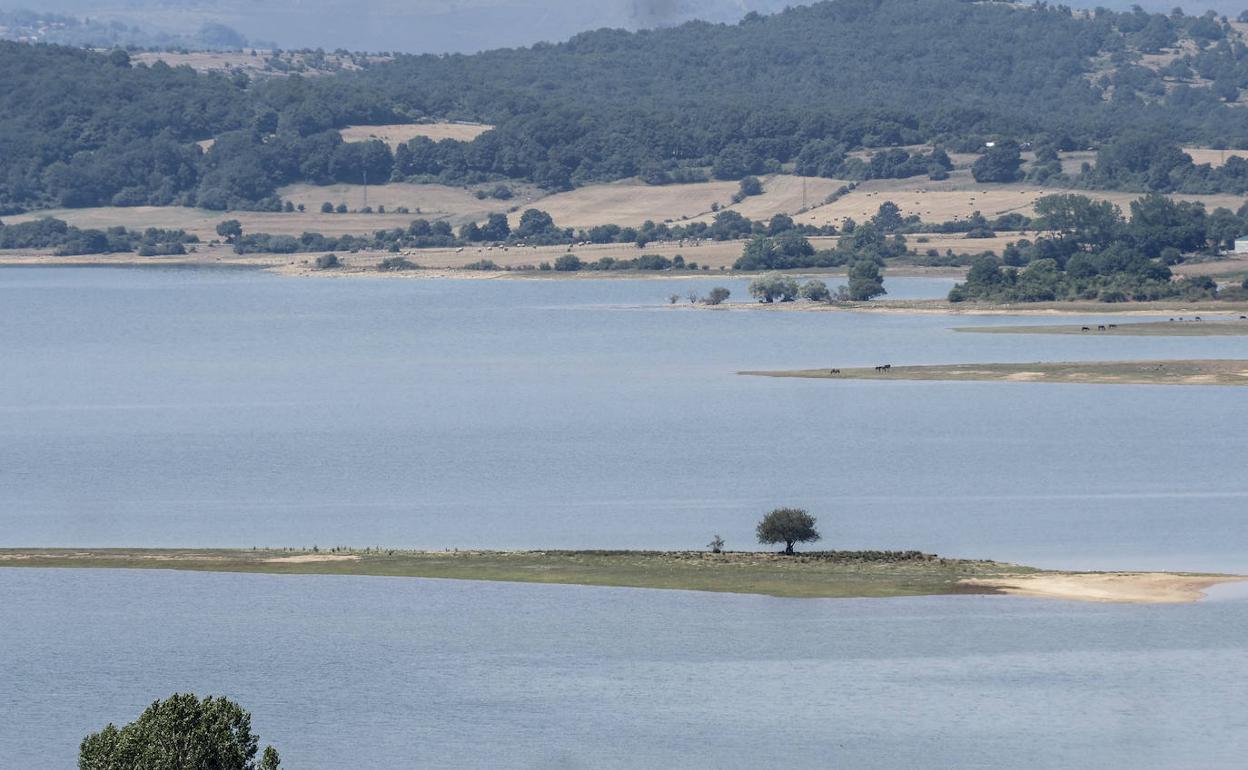 Imagen del pantano del Ebro. 