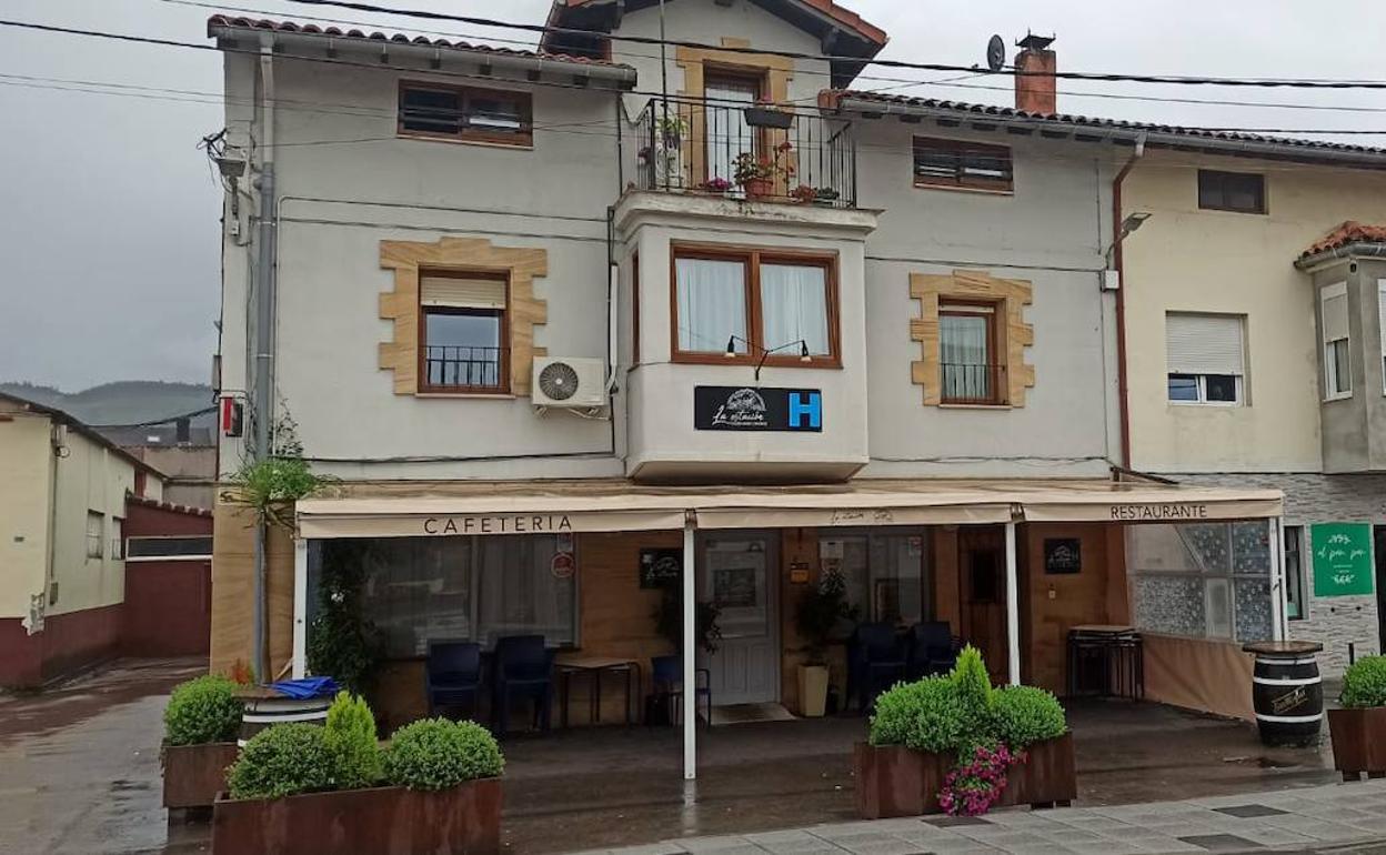 La jueza envía a prisión al joven que apuñaló a un hostelero en Castañeda