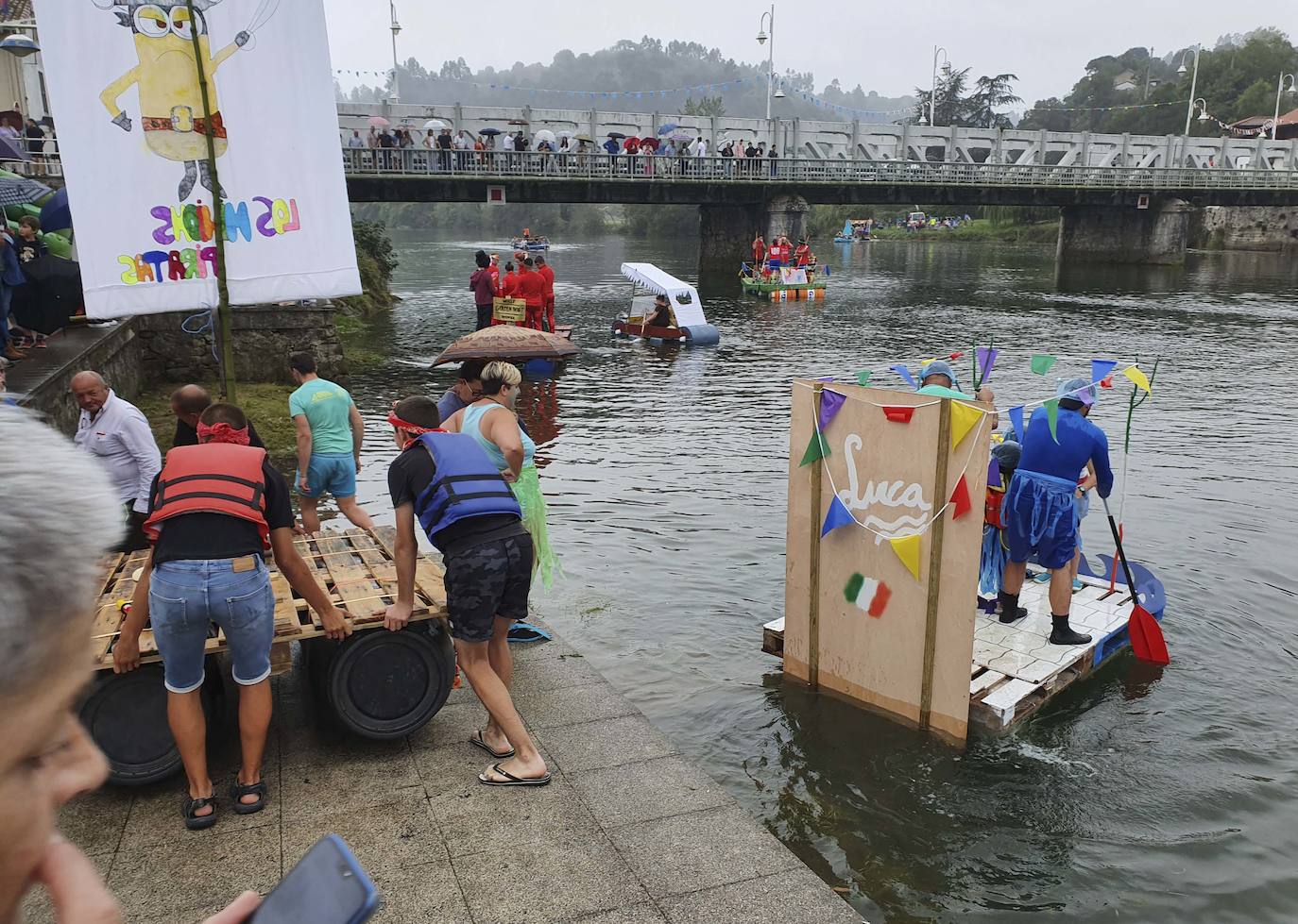 Fotos: Balsas y disfraces se echan al río en Unquera