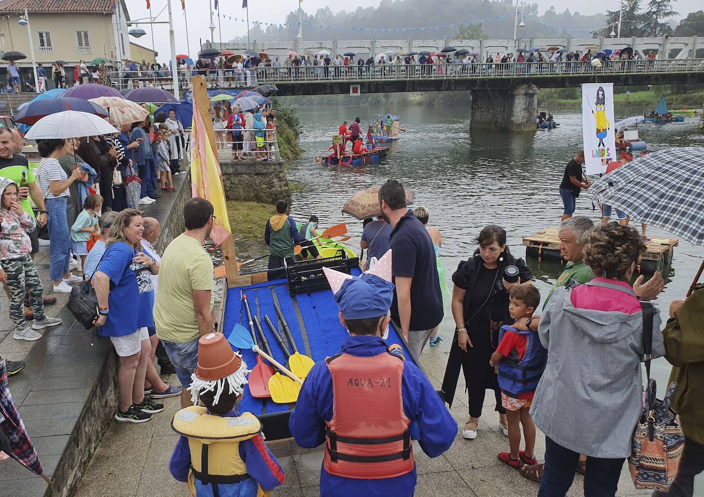 Fotos: Balsas y disfraces se echan al río en Unquera