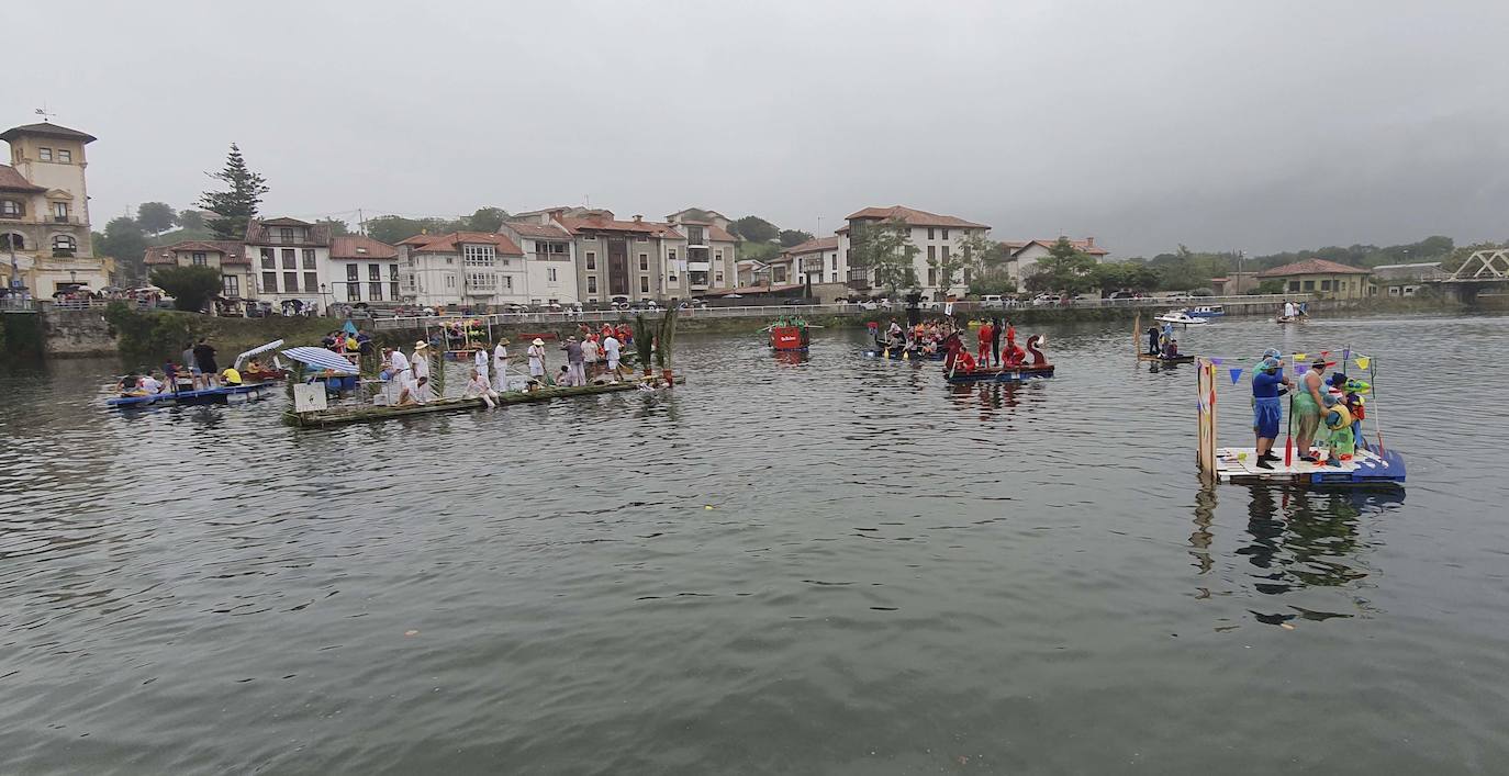 Fotos: Balsas y disfraces se echan al río en Unquera