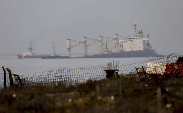 Buque semihundido en la bahía de Algeciras.