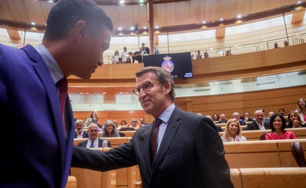 Sánchez y Feijóo se saludan en el Senado. 