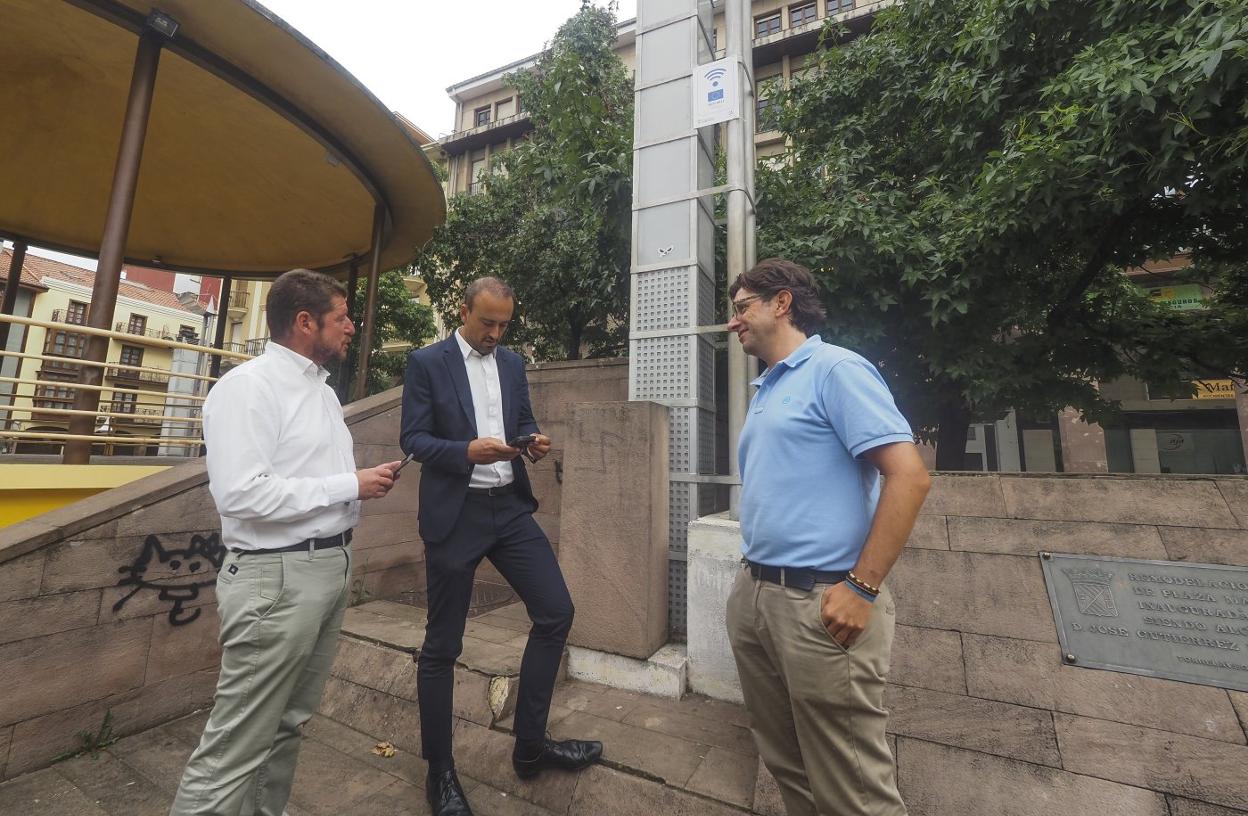 Jesús Sánchez, Javier López Estrada y Álvaro del Álamo, ayer, durante la presentación del servicio en la Plaza Mayor. 