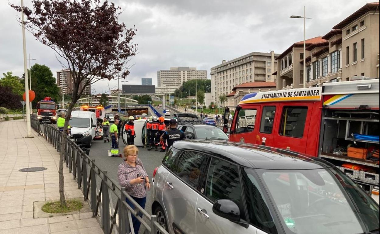 Una mujer herida al colisionar dos vehículos a la salida del distribuidor de La Marga