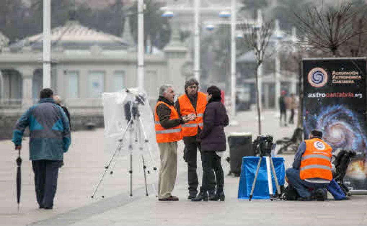 Imagen de varios integrantes de AstroCantabria durante una de las observaciones anteriores en el paseo marítimo.