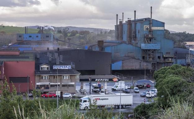 Ferroatlántica para todos sus hornos por el precio de la luz: «Producir nos hace perder dinero»