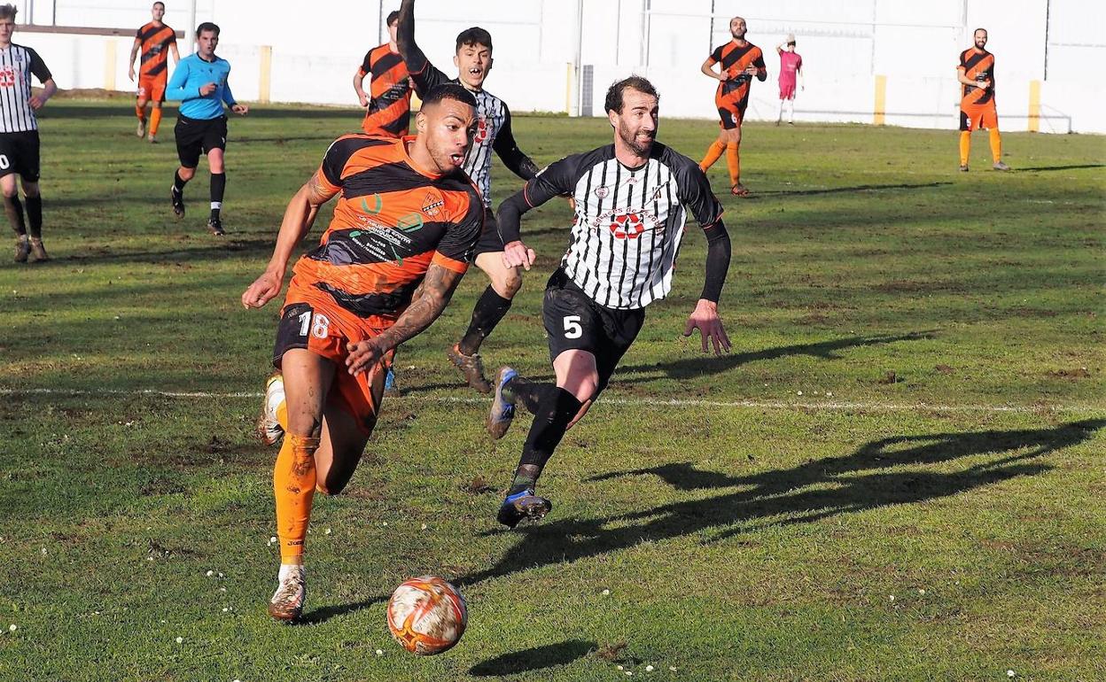 Partido entre UD Sámano y Unión Montañesa Escobedo disputado en el Campo de fútbol de Sámano.
