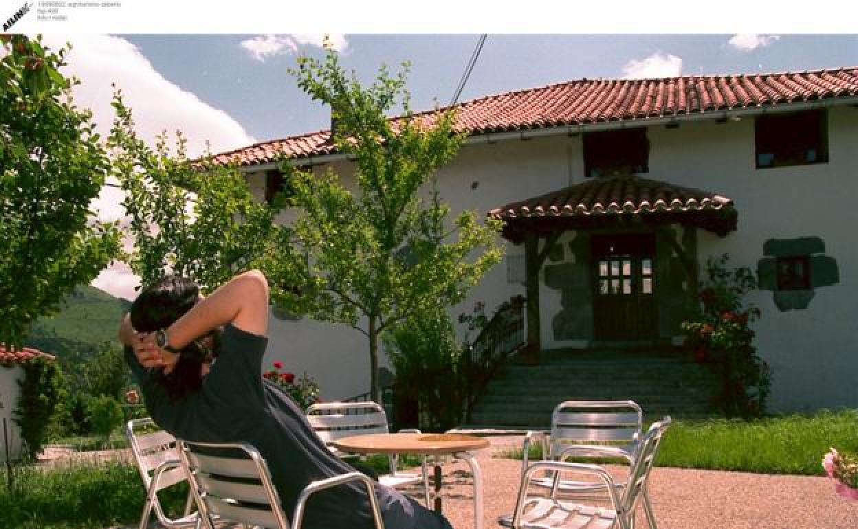 Una persona disfruta en un alojamiento rural