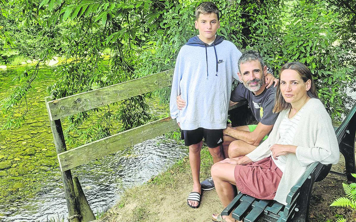 Juan y su mujer Carolina junto a Adrián, uno de sus dos hijos, en un rincón del río Nansa. 