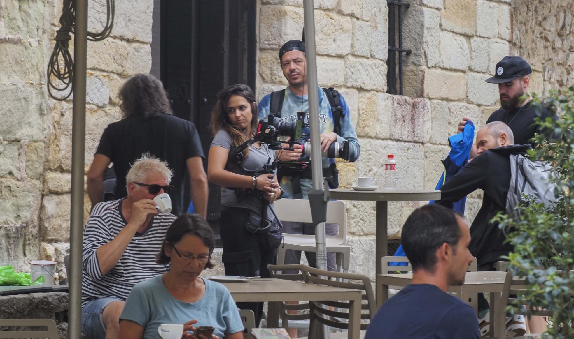 Parte del equipo de grabación, reunido en la Plaza Mayor. 