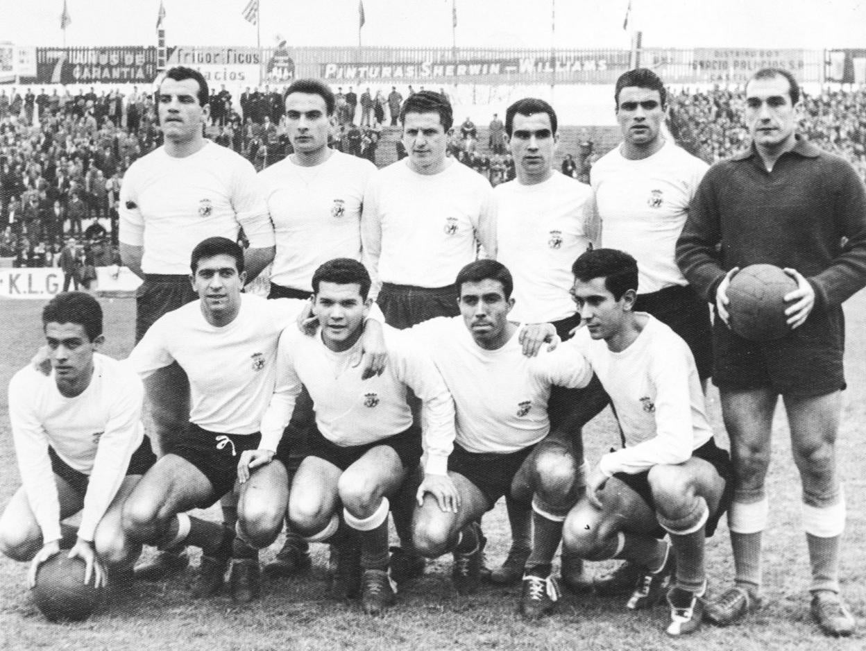 Una formación racinguista en la temporada 1961-62. De izquierda a derecha, Santamaría, Escolá, Pellejero, Crispi, Trueba y Berasaluce. Agachados, Odriozola, Cebrián, Fretes, Sampedro y Nando Yosu.