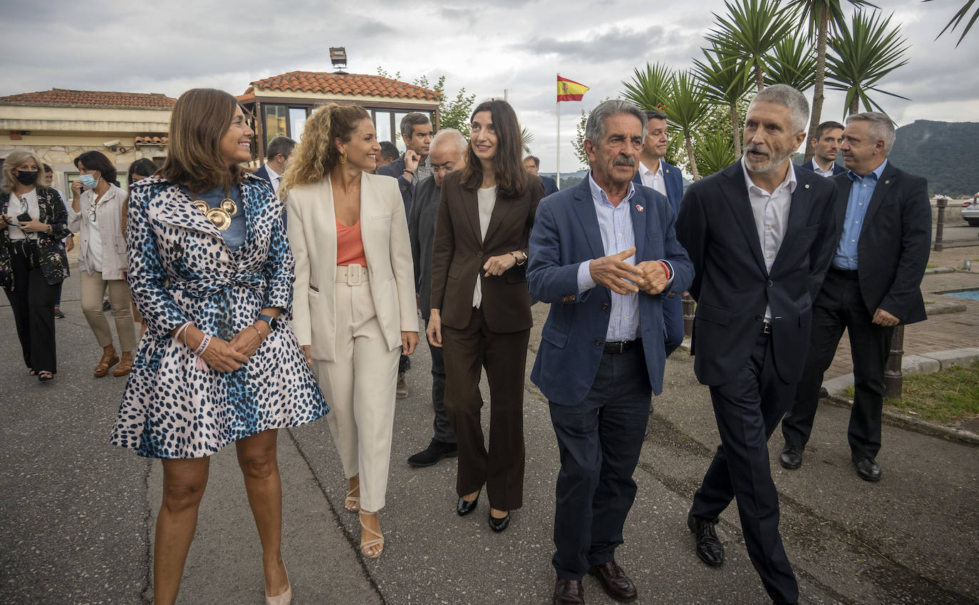 Los ministros han firmado hoy con el presidente de Cantabria, Miguel Ángel Revilla, el convenio para la puesta en marcha de una oficina judicial en el penal