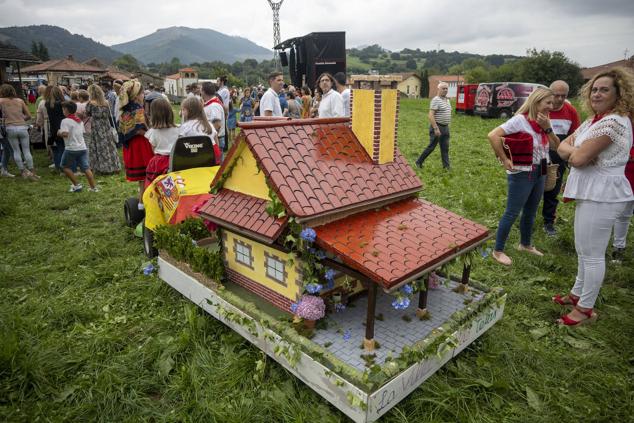 Lloreda de Cayón se volcó con su tradicional fiesta de carrozas